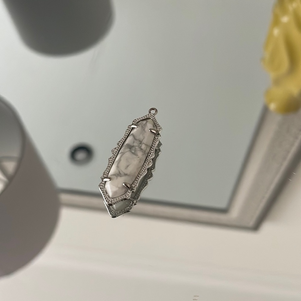 Kendra Scott necklace pendant- notselling the chain necklace) justthispendant